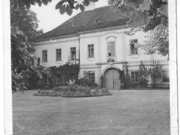 Zámek na návsi s květinovým záhonem (40. léta)