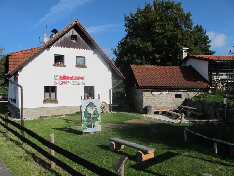 Pohádková chalupa ve směru od Kolince