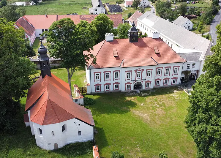 Zámek Mlázovy - průčelí s kostelem