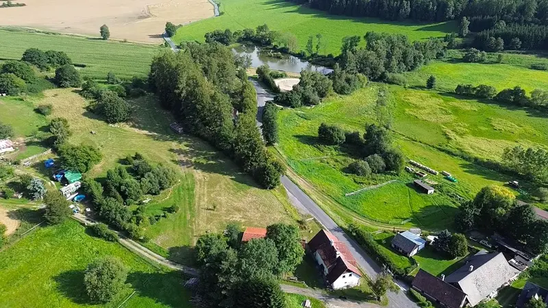 Okolí chalupy s kempem
